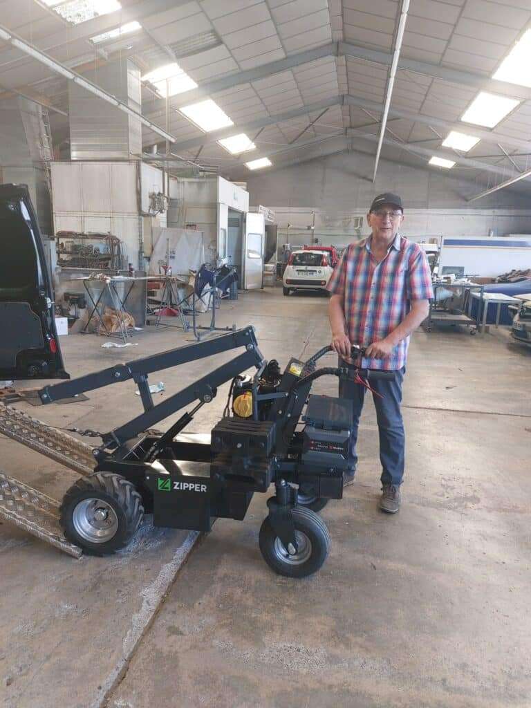 Aldo avec la nouvelle machine de controle